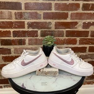 NIKE AIR FORCE 1, WHITE/PINK GLAZE, LOW, BIG KIDS 3.5Y